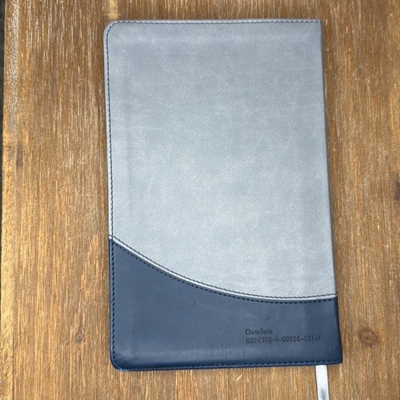 Holy Bible Common English Bible 2011 New Testament with Psalms Leather Softshell - Picture 2 of 13